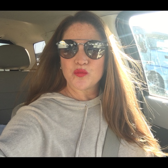 🌼Meet your Posher,⭐️Tori⭐️Posh Ambassador🛍 - Picture 2 of 7